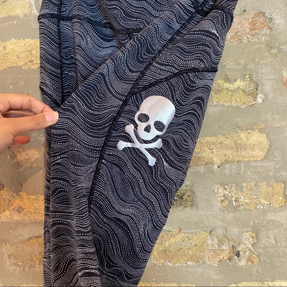 LULULEMON ~ Skull Soul Cycle Gray Black Cropped Leggings - Picture 6 of 9